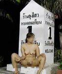 Nackte Thai Lady posiert für Foto vor Restaurant - Pattaya B